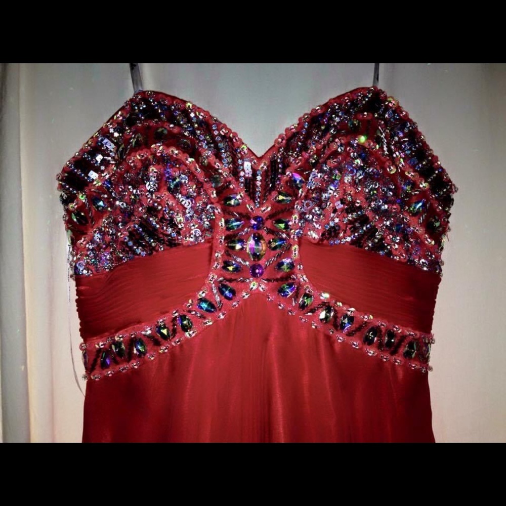 Elegant prom dress in excellent condition!